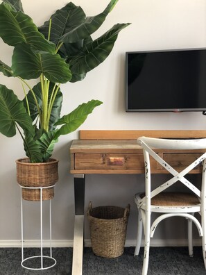 1 dormitorio, ropa de cama de alta calidad, escritorio y cortinas opacas