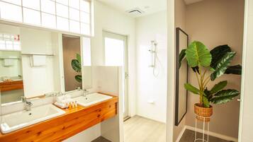 Shower, perlengkapan mandi gratis, pengering rambut, dan handuk