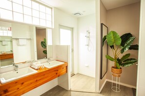 Shower, free toiletries, hair dryer, towels - Maand Up Accommodation (Fremantle)