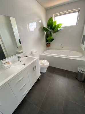 Deluxe Room, 1 King Bed, Non Smoking, Jetted Tub | Bathroom | Shower, free toiletries, hair dryer, towels - Maand Up Accommodation (Fremantle)