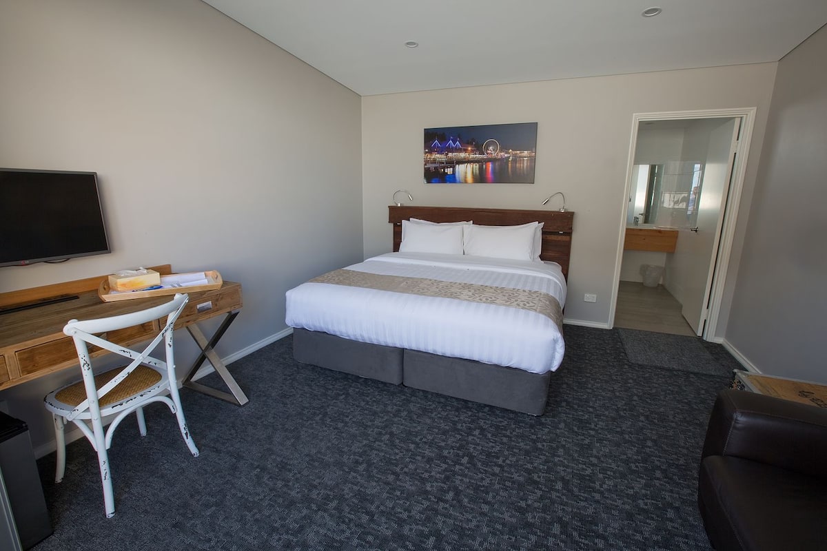 1 Schlafzimmer, hochwertige Bettwaren, Schreibtisch