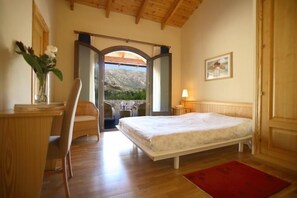 Escritorio, cortinas blackout y camas plegables/adicionales 