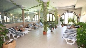 Un sauna, una bañera de hidromasaje, baño turco, baño turco/hammam