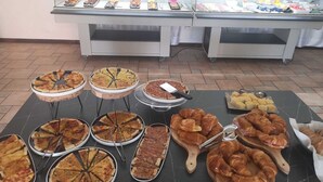 Un buffet proposant une variété de tartes et de pâtisseries.