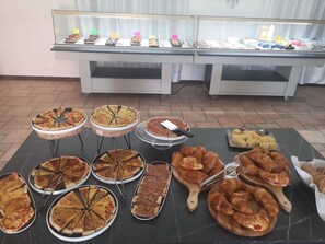 含每日吃到飽自助式早餐