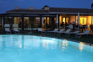 Una piscina al aire libre de temporada