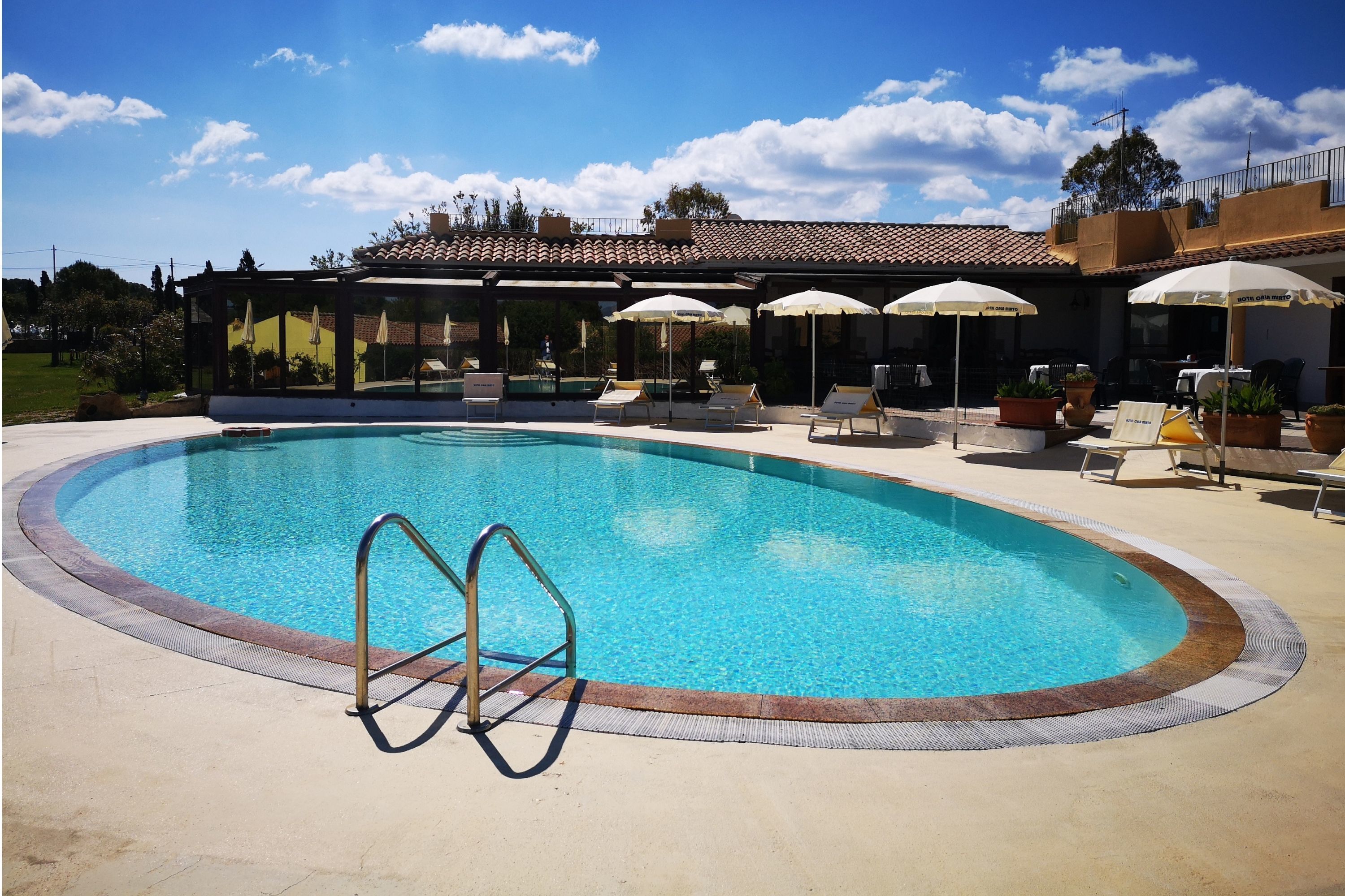 Kolam renang outdoor musiman