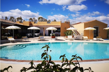 Una piscina al aire libre de temporada. Hotel Cala Mirto