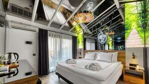 Hochwertige Bettwaren, Minibar, Zimmersafe, kostenloses WLAN