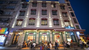 A multi-story building with a ground-floor restaurant and shops. - Manesol Old City Bosphorus (Istanbul)