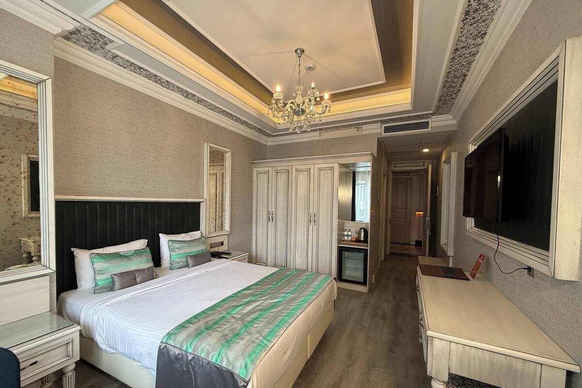 Standard City View Double Room | 迷你吧、房內夾萬、書桌、隔音