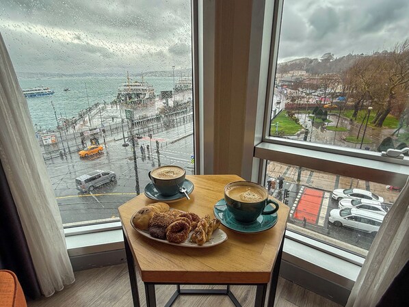 Standaard tweepersoonskamer, uitzicht op zee | Een minibar, een kluis op de kamer, een bureau, geluiddichte muren