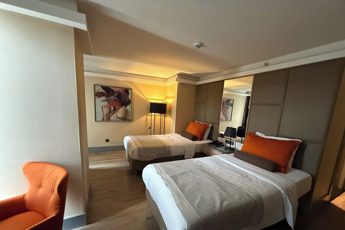 Deluxe-Doppel- oder -Zweibettzimmer, 1 Schlafzimmer, eingeschränkter Meerblick | 1 Schlafzimmer, Minibar, Zimmersafe, Schreibtisch