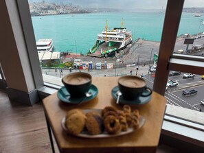 Tweepersoonskamer, uitzicht op zee | Een minibar, een kluis op de kamer, een bureau, geluiddichte muren