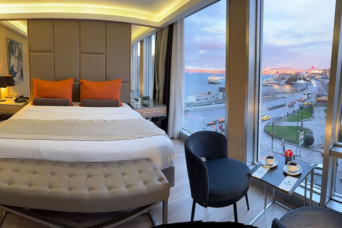 Junior-Suite, eingeschränkter Meerblick | 1 Schlafzimmer, Minibar, Zimmersafe, Schreibtisch