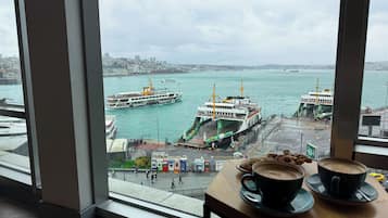 Queen Suite Sea View Room | 1 Schlafzimmer, Minibar, Zimmersafe, Schreibtisch