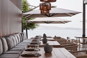 2 restaurants; breakfast, lunch, and dinner served