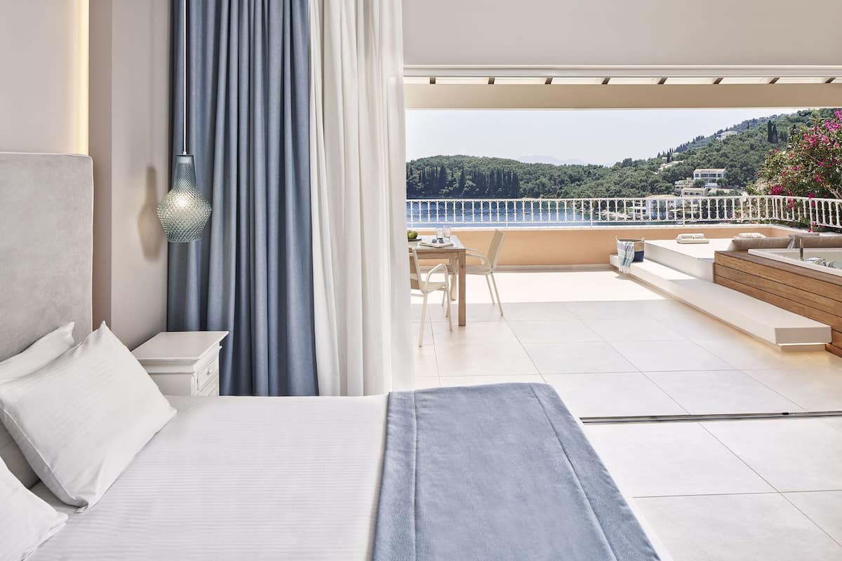 Een moderne hotelkamer met een balkon met uitzicht op een prachtig landschap.