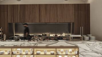 Una cocina moderna con una isla central grande, paneles de madera en las paredes y encimera de mármol.