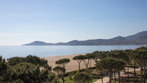 A beach with a clear view of the sea and distant mountains. - Résidence du Lido (Argelès-sur-Mer)