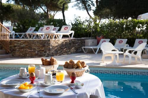Petit déjeuner continental servi tous les jours en supplément