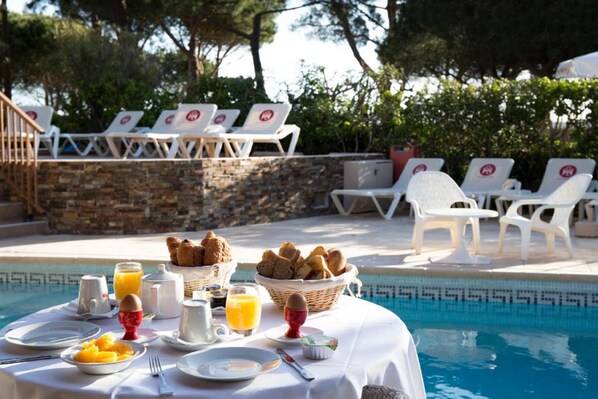 Daily continental breakfast (EUR 20 per person)