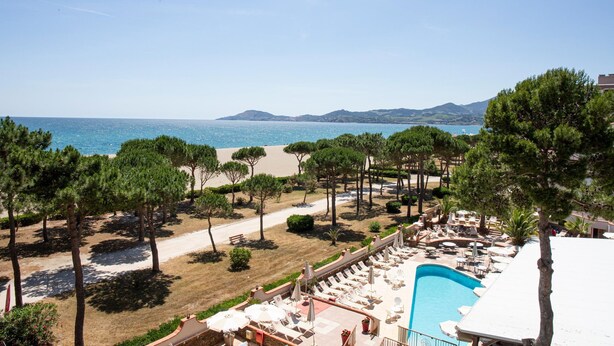 A resort with a pool, beach, and mountains in the background. - Résidence du Lido (Argelès-sur-Mer)
