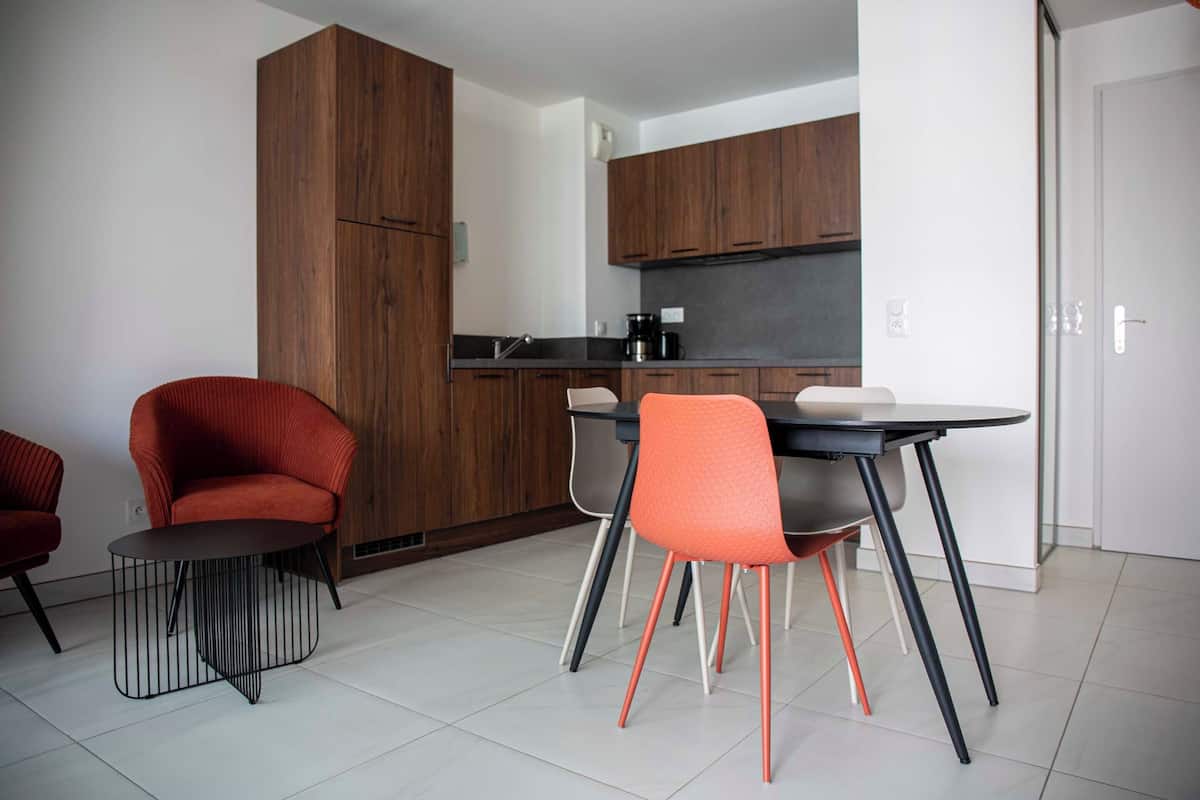 Appartement 1 chambre - Résidence du Vox | Coin séjour | Télévision à écran plat de 43 pouces avec chaînes par satellite