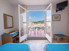 Tabla de planchar con plancha, cunas gratuitas, wifi y ropa de cama 