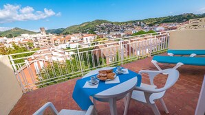 Breakfast, lunch and dinner served - Hotel Checkin Pineda (Pineda de Mar)