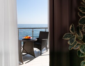 Suite, Sea View (Shower) | Hypo-allergenic bedding, in-room safe, individually decorated, desk - Design - hotel Skopeli (Odesa)