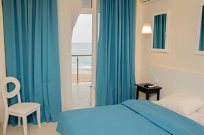 Habitació doble o amb dos llits individuals estàndard | Roba de llit hipoal·lergògena i caixa forta a l'habitació