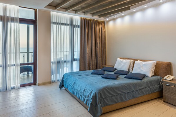 Suite, vistes al mar (Shower) | Roba de llit hipoal·lergògena i caixa forta a l'habitació