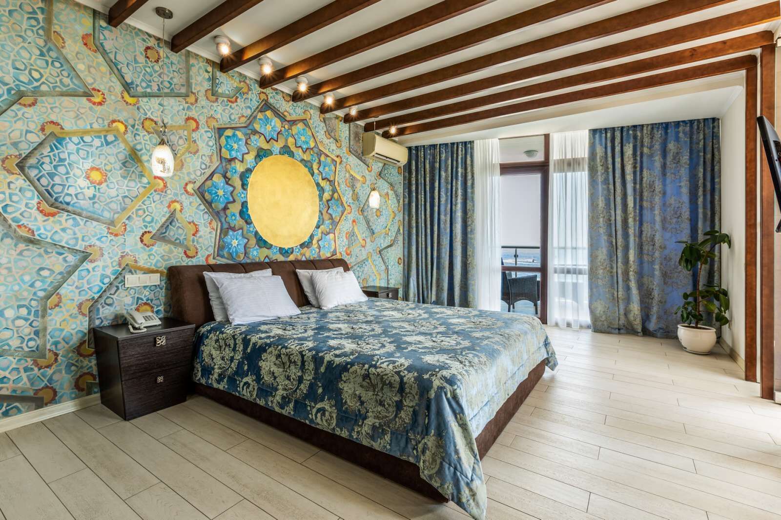 Suite, Sea View (Bathtub) | Hypo-allergenic bedding, in-room safe, individually decorated, desk