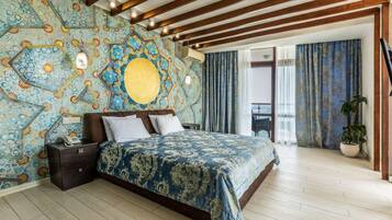 Suite, Sea View (Bathtub) | Hypo-allergenic bedding, in-room safe, individually decorated, desk