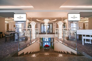 Lounge tại sảnh, dùng bữa ngoài trời, mở cửa hàng ngày