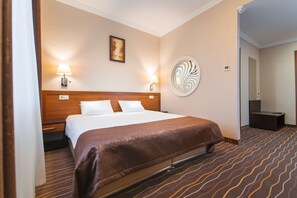 Phòng đơn Tiêu chuẩn, 1 giường đôi | Minibar, két bảo mật tại phòng, bàn, phòng cách âm