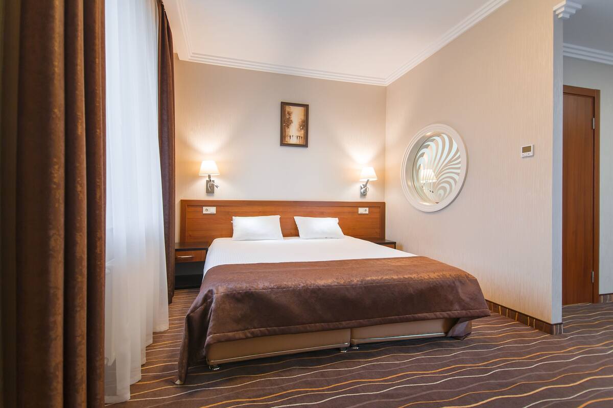 Habitación estándar doble | Minibar, caja fuerte, escritorio y sistema de insonorización