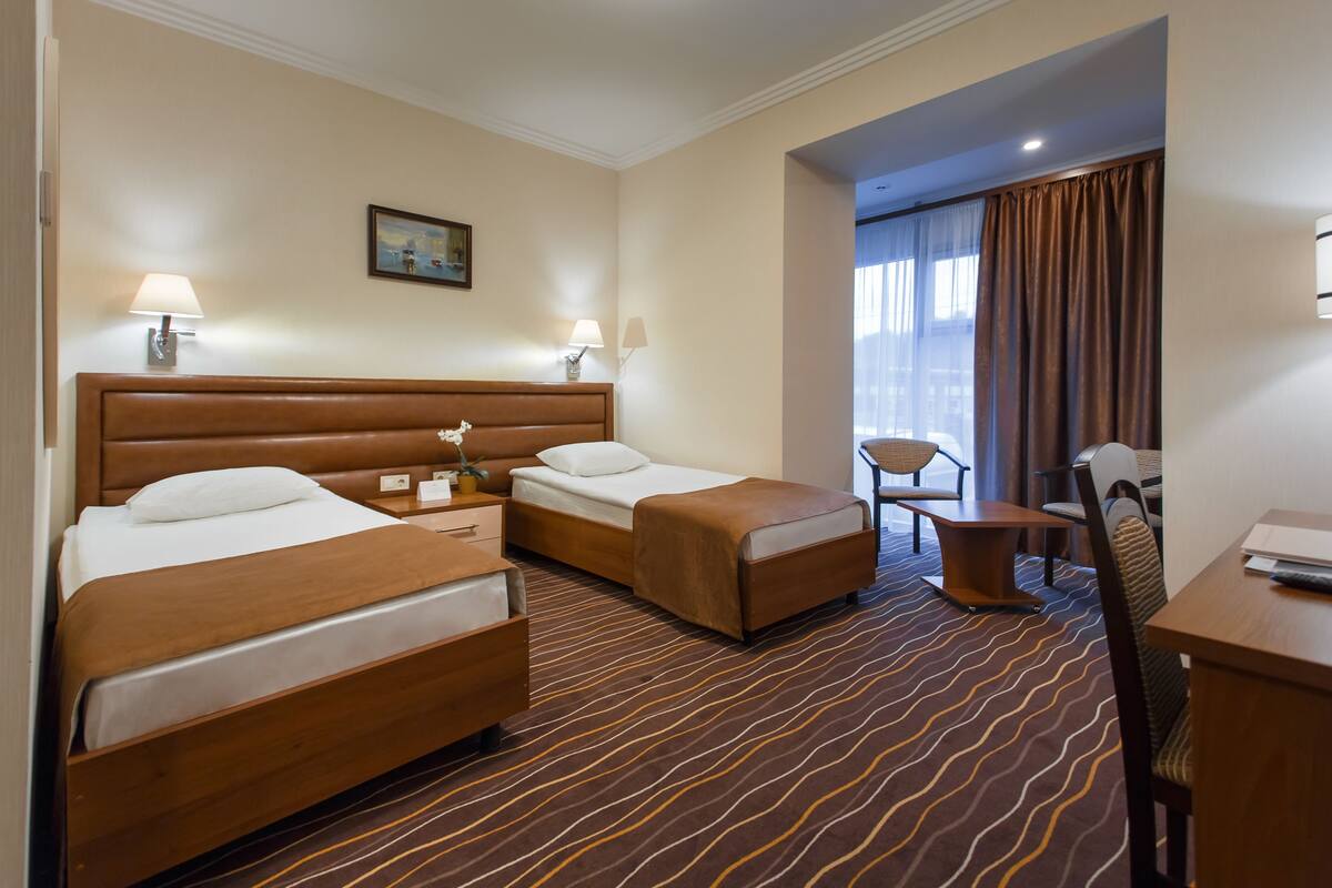 Habitación superior con 2 camas individuales | Minibar, caja fuerte, escritorio y sistema de insonorización