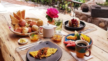 Frokost med lokale retter er inkludert hver dag