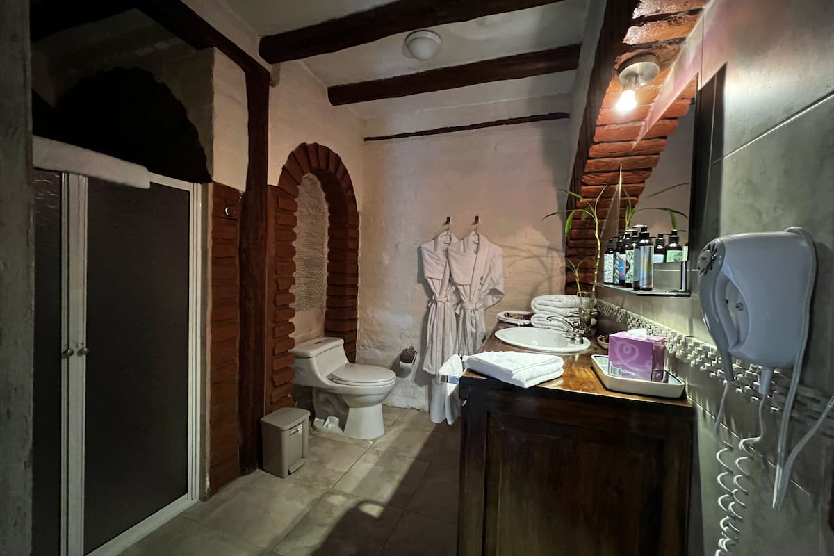 exclusive double room | bathroom | free toiletries, hair dryer, bathrobes, towels