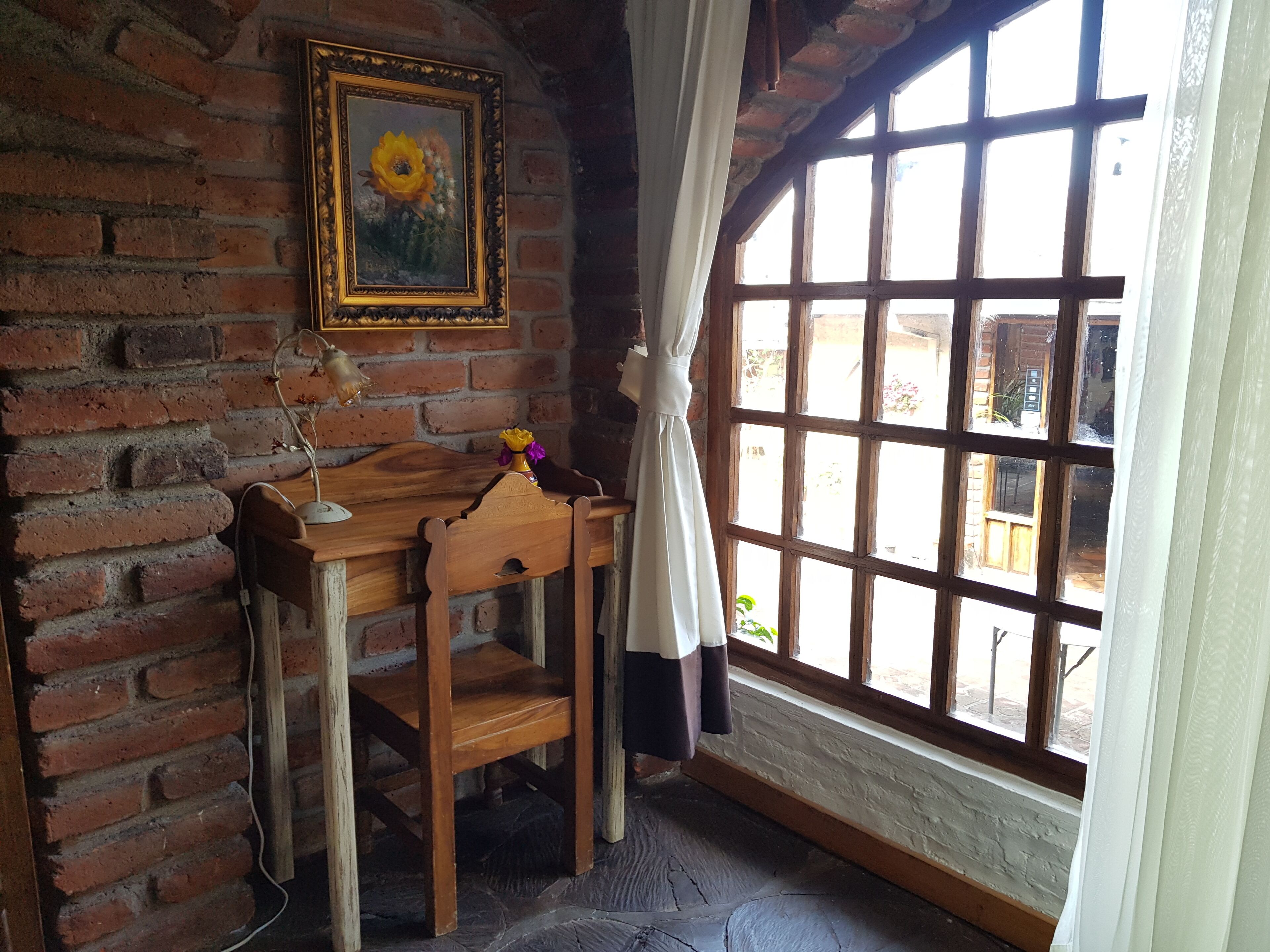 exclusive double room | living area | fireplace, books