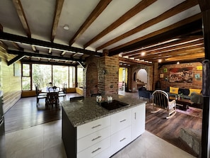 Casa familiar, 2 habitaciones | Cocina privada | Cafetera y tetera y artículos de limpieza ecológicos 