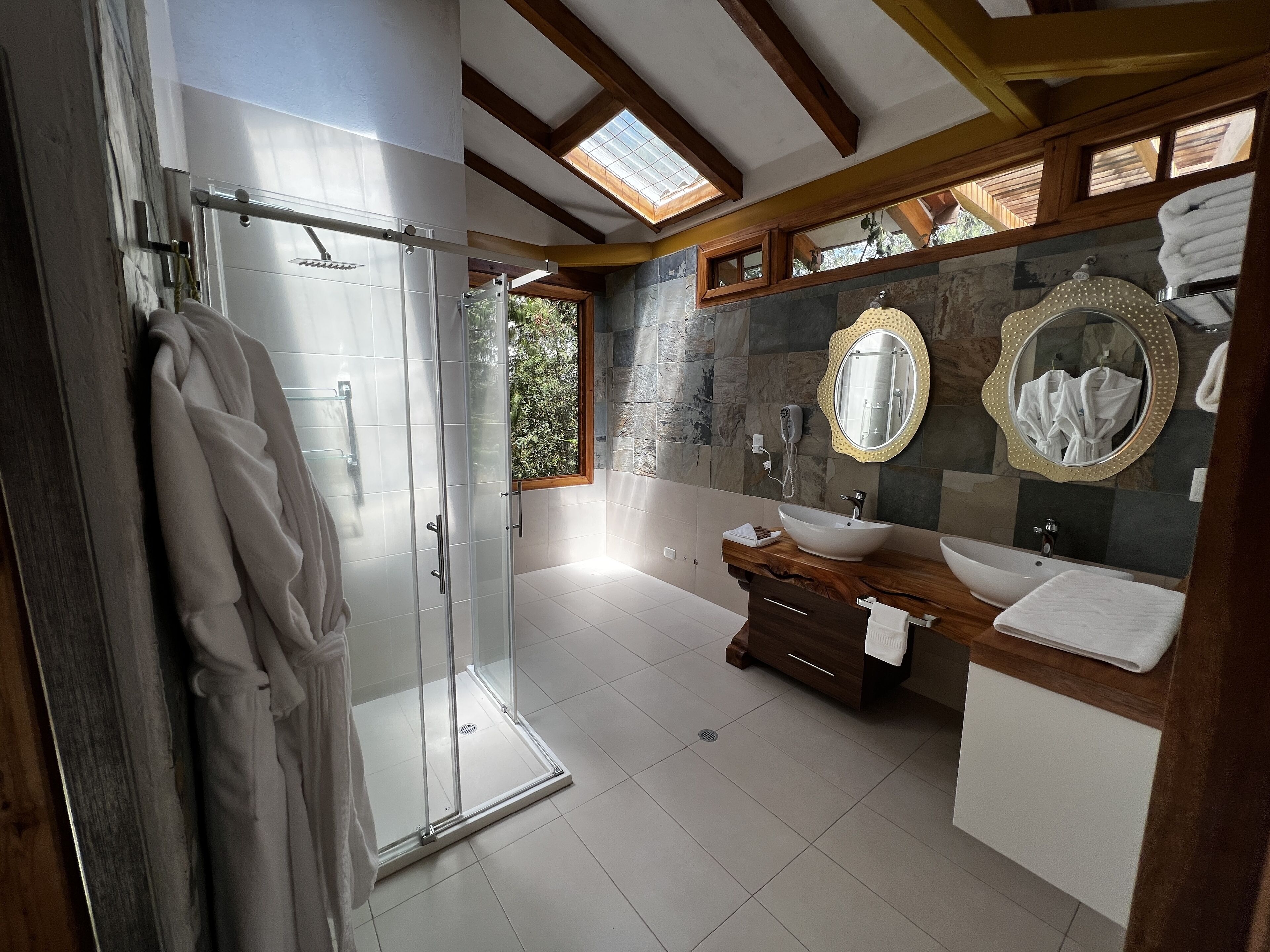 grand suite | bathroom | free toiletries, hair dryer, bathrobes, towels