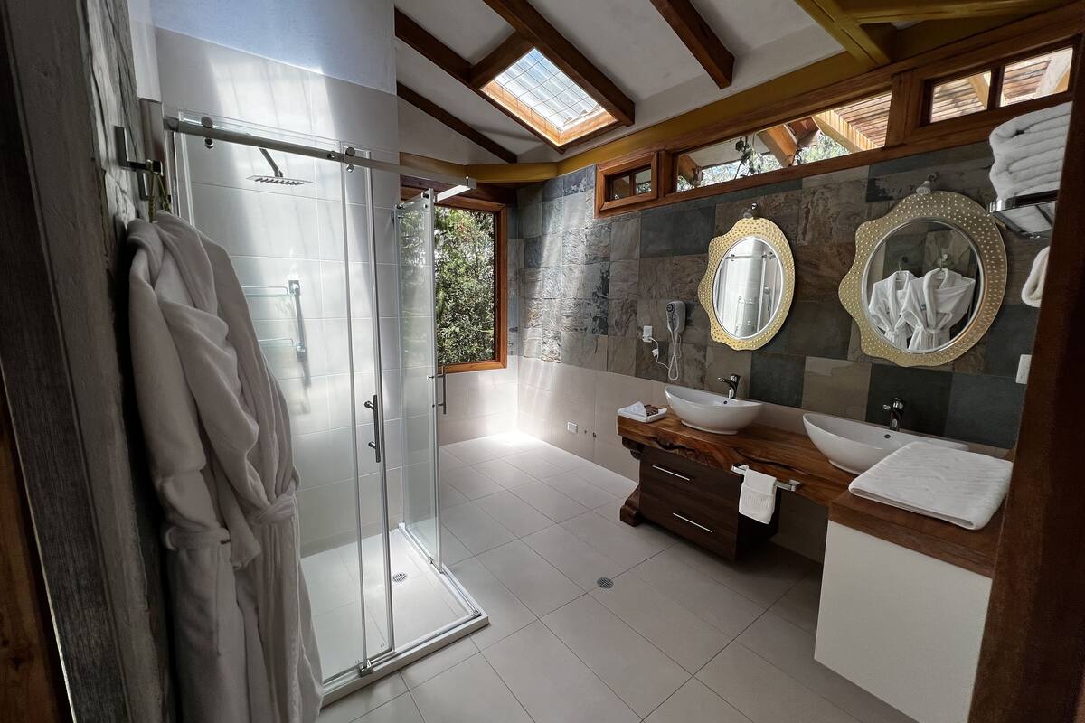 grand suite | bathroom | free toiletries, hair dryer, bathrobes, towels