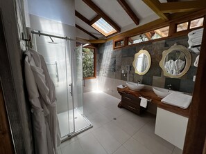 Suite Grand | Baño | Amenidades de baño gratuitas, secadora de cabello, batas, toallas 