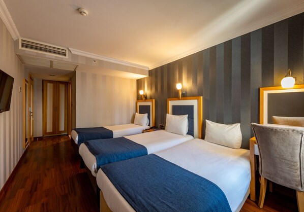 Habitación triple estándar | Ropa de cama de alta calidad y minibar