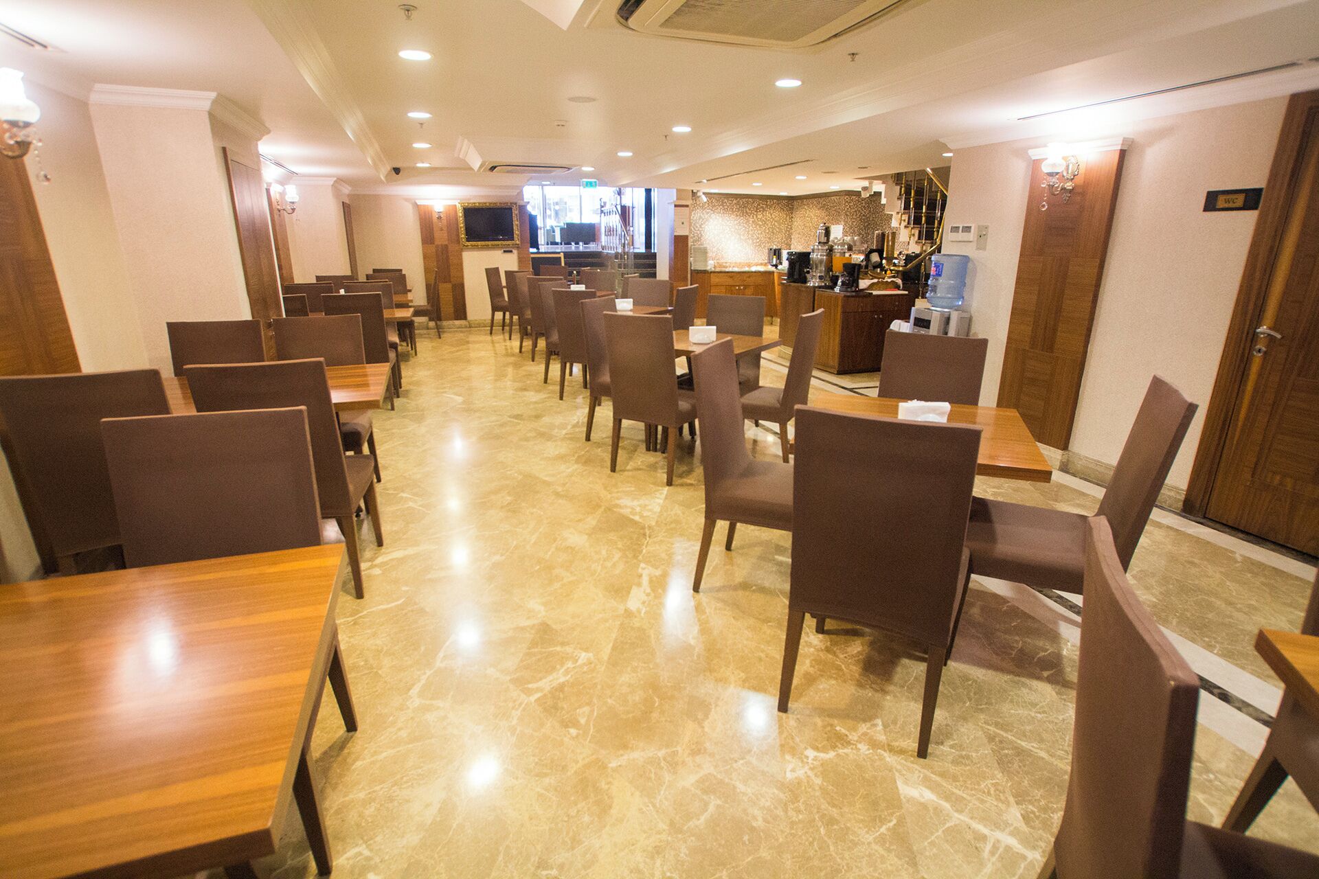 Déjeuner et dîner servis sur place