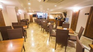 Déjeuner et dßner servis sur place