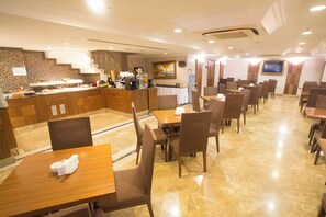 Lunch och middag serveras